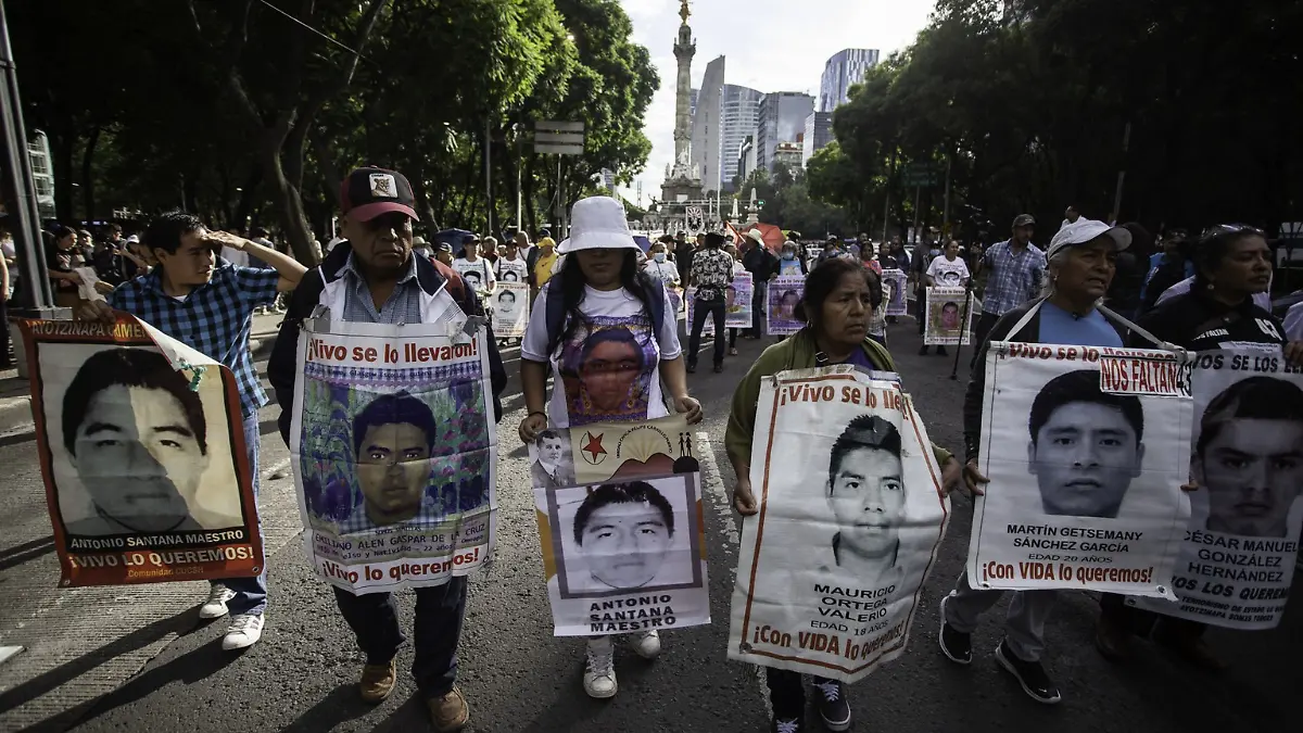 Marcha por 10 años de Ayotzinapa en CDMX